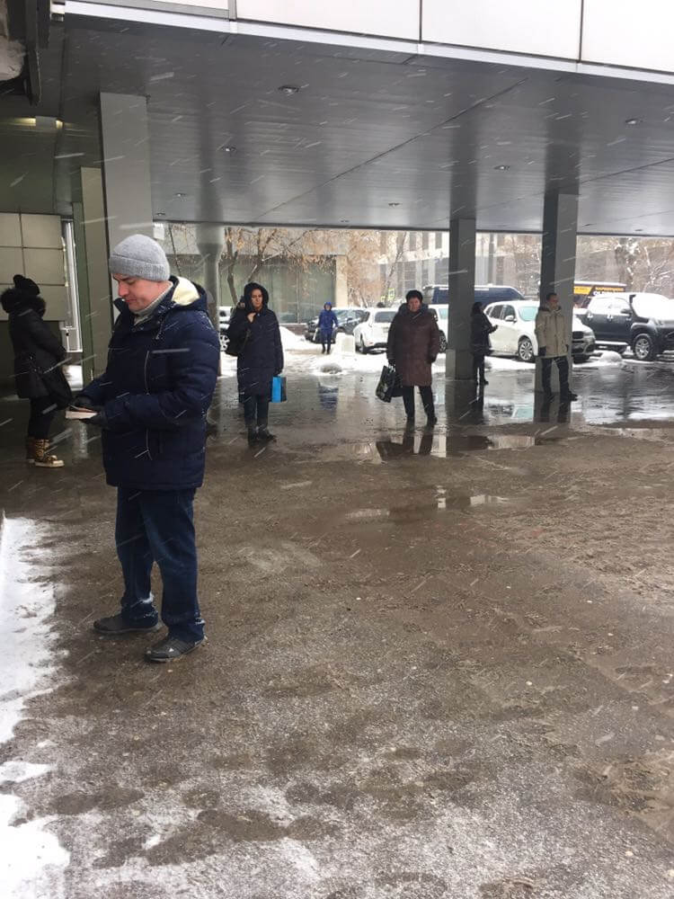 Проходим под зданием. | Сервис-Бит