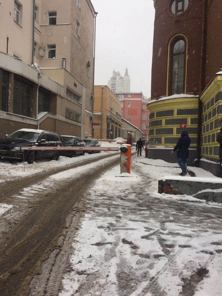 Проходим ресторан "Старина Мюллер" и поворачиваем направо. Ориентир - шлагбаум. | Сервис-Бит