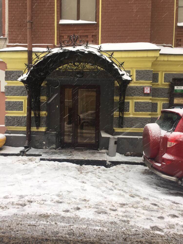 Проходим шлагбаум и заходим в первую дверь. Дверь расположена с правой стороны. Поднимаемся на 2 этаж и идем прямо. Наше помещение расположено с левой стороны. | Сервис-Бит