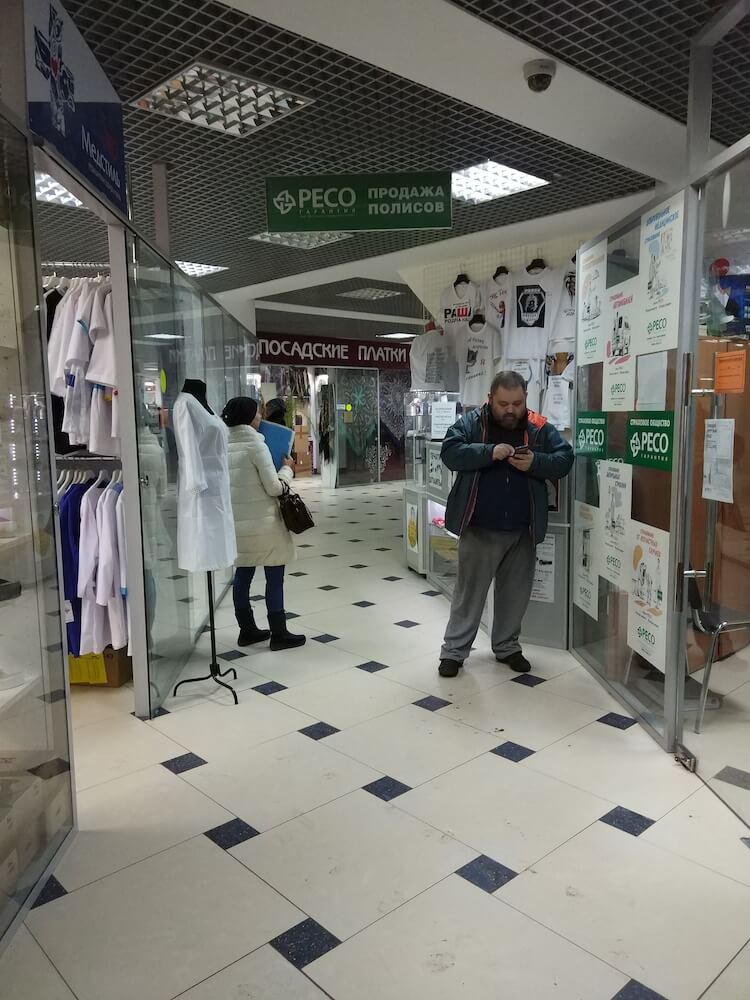 Проходим по коридору, придерживаясь правой стороны. | Сервис-Бит