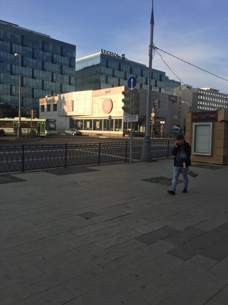 При выходе из метро заметно здание с вывеской KFC - ориентир сервисного центра. Нам необходимо дойти до этого здания. | Сервис-Бит