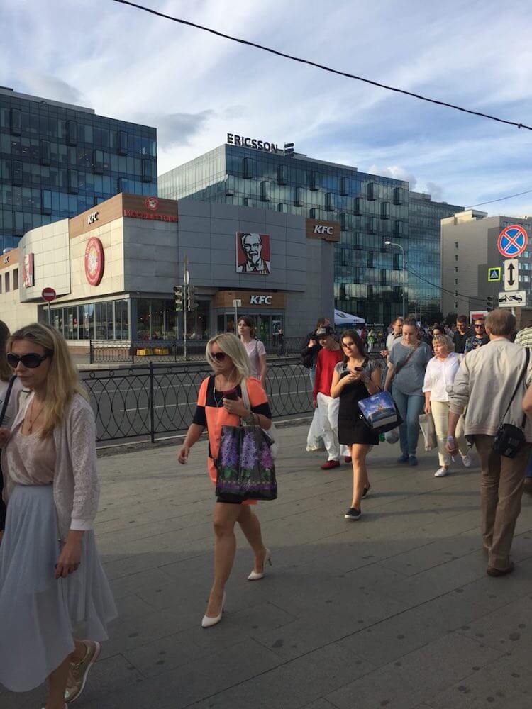 По дороге уже заметен вход в здание. | Сервис-Бит