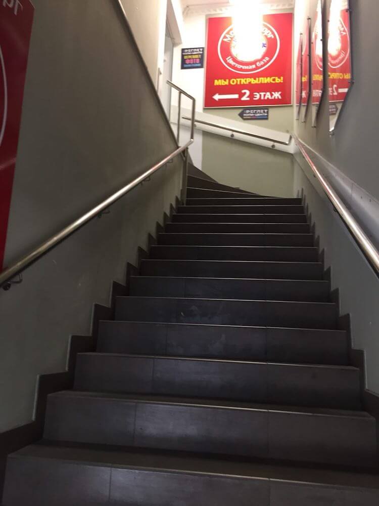 После входа сразу справа увидите лестницу. Поднимаемся на 2 этаж. | Сервис-Бит